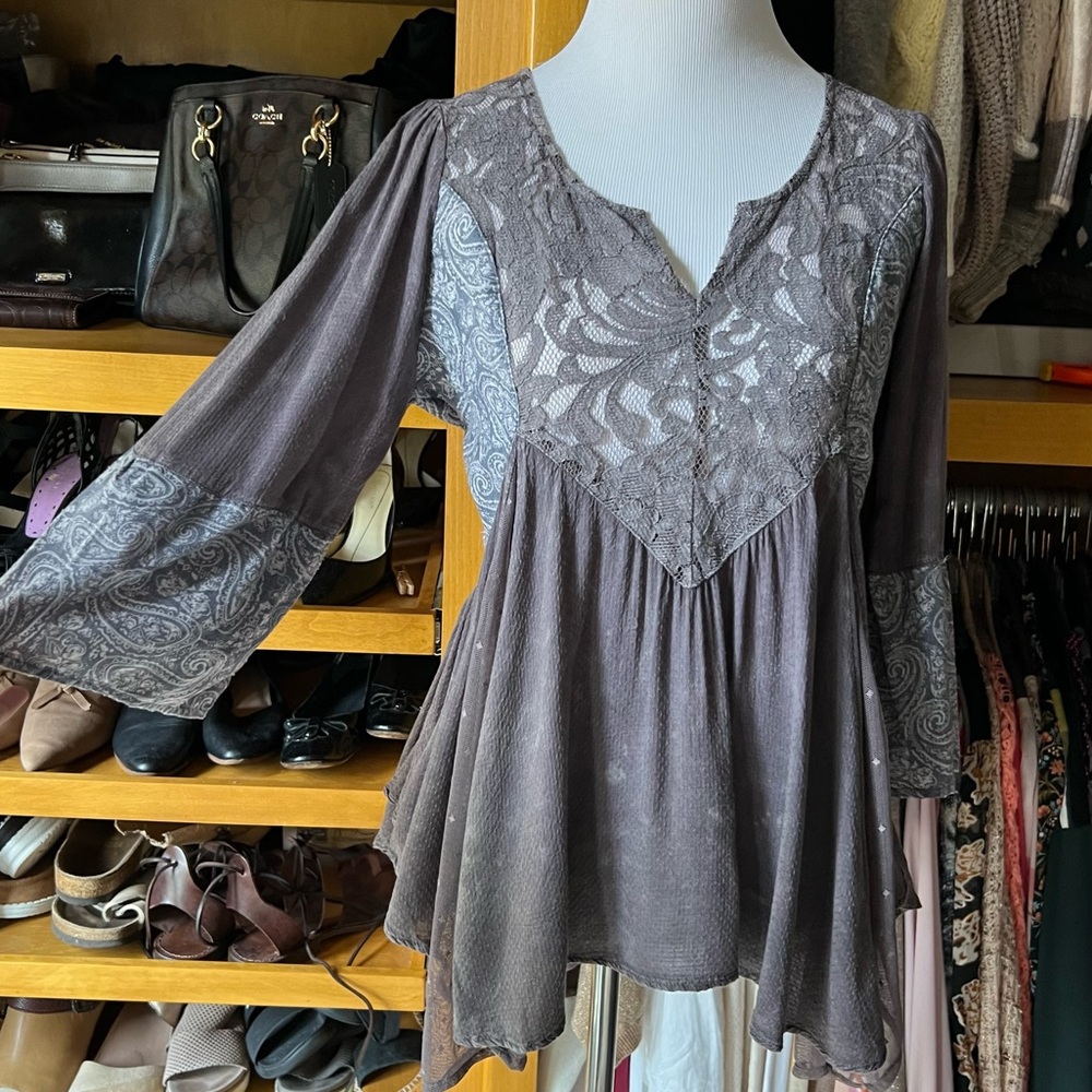 GIMMICKS Mixed media gray blouse